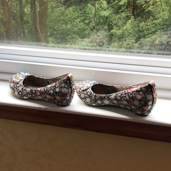 Poetic License Floral Wedges - Picture 6 of 6